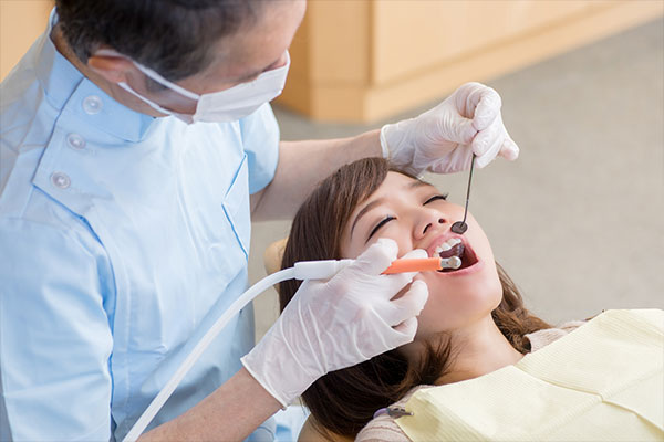 歯の完全なクリーニング（PMTC）